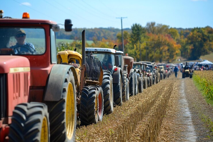 PSD una fila di trattori d'epoca parcheggiati in un campo durante l'autunno