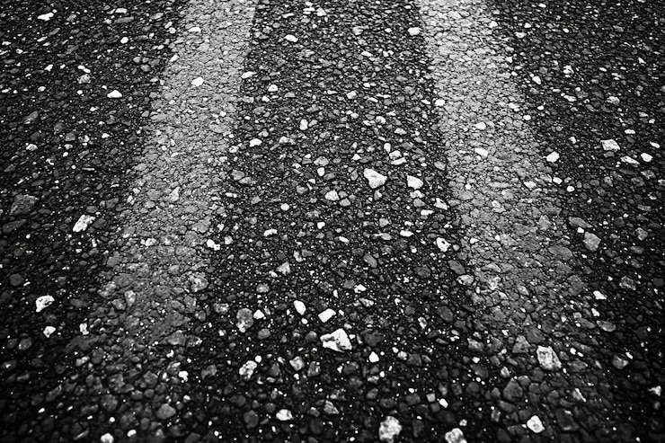 PSD una foto in bianco e nero di una strada