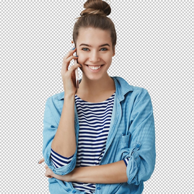 Una giovane donna felice, eccitata e attraente che parla al telefono.