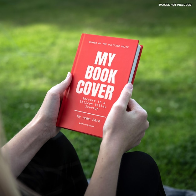 una mano che tiene un modello di libro
