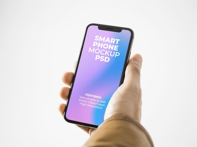 una persona che tiene in mano uno smartphone