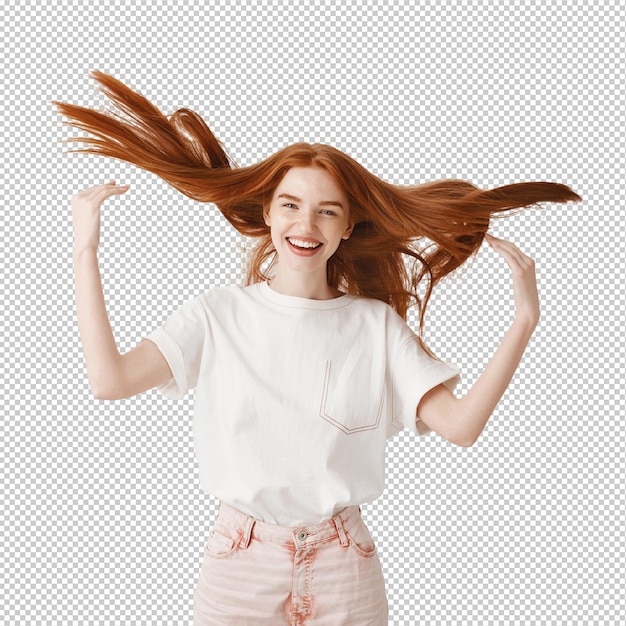 Una rossa felice e spensierata che getta i capelli e sorride in modo ottimista.