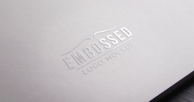 Una scatola bianca con mockup del logo in rilievo