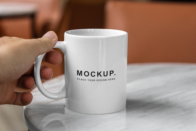 Una tazza da caffè bianca con le parole posiziona il tuo disegno qui sopra