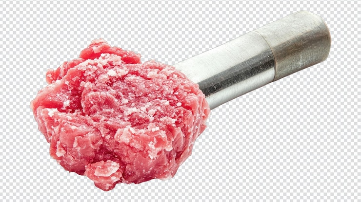 PSD una vista ravvicinata della carne macinata su un cucchiaio di metallo che mostra la sua struttura fine per scopi di cottura in una cucina