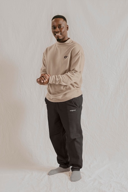 Uomini 39s outfit autunnale mockup pantaloni modificabili e maniche lunghe abbigliamento per tutto il corpo design di moda psd