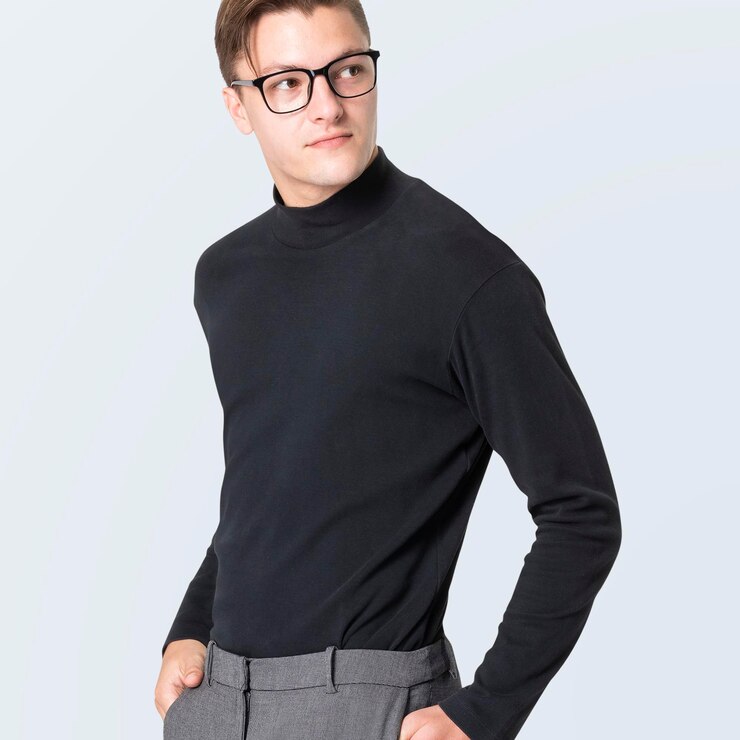 PSD uomini con mockup maglione a collo alto con pantaloni grigi