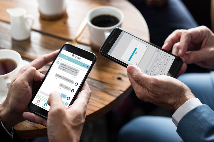 PSD uomini d'affari che usano gli smartphone in un caffè