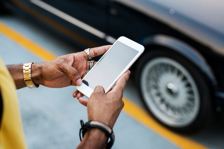 PSD uomo africano utilizzando il telefono cellulare