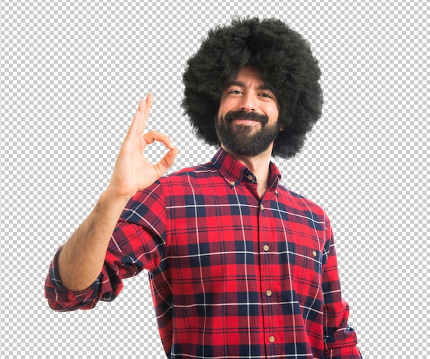 Uomo afro facendo segno OK