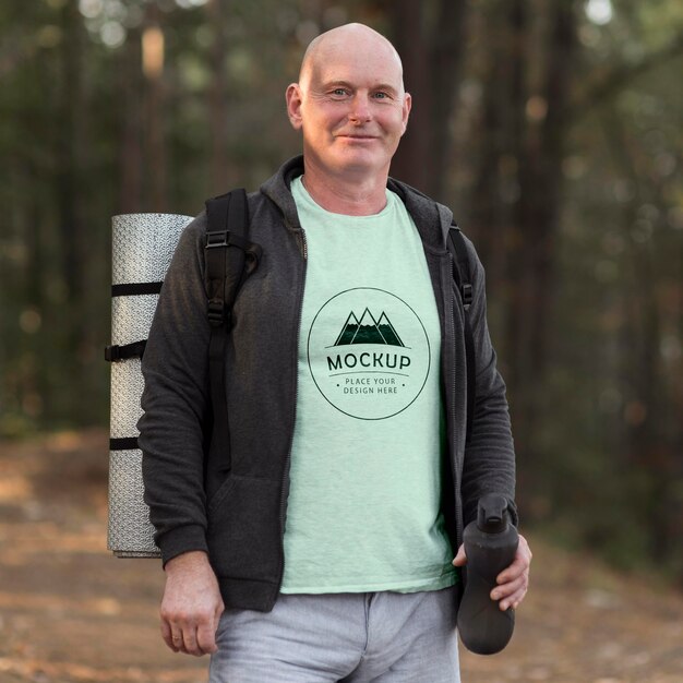 Uomo anziano in campeggio con una t-shirt mock-up