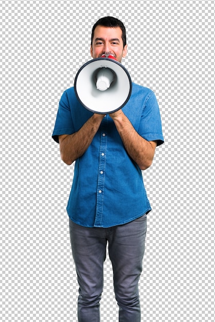 Uomo bello con la camicia blu che tiene un megafono