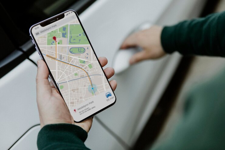 PSD uomo che guarda una mappa sul suo smartphone