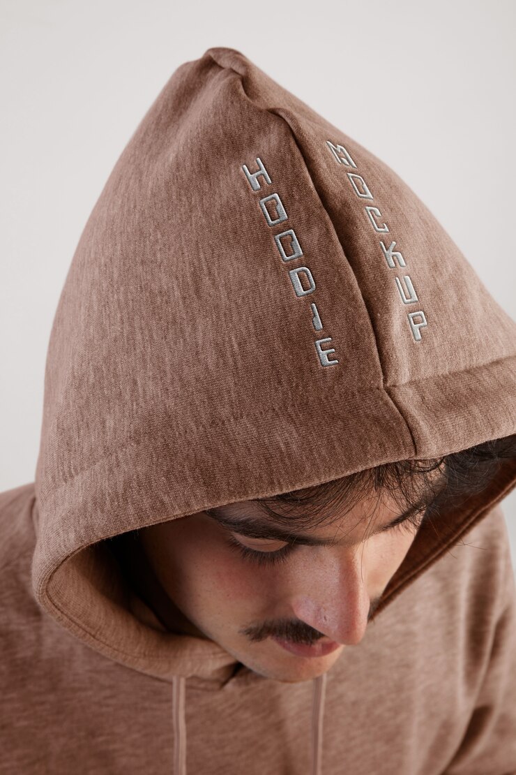 PSD uomo che indossa felpa mock-up con felpa con cappuccio
