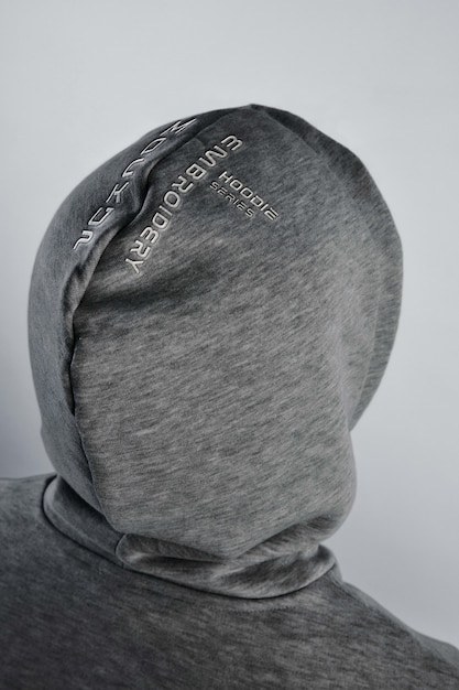 Uomo che indossa felpa mock-up con felpa con cappuccio