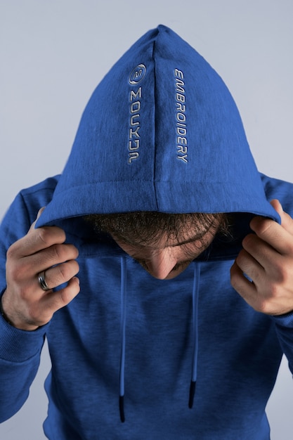 Uomo che indossa felpa mock-up con felpa con cappuccio