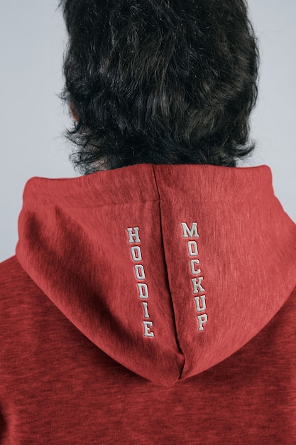 Uomo che indossa felpa mock-up con felpa con cappuccio