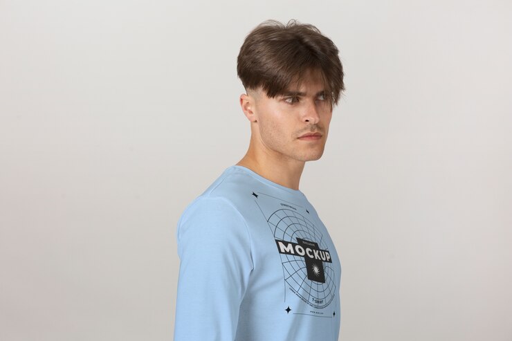 PSD uomo che indossa il design del modello di t-shirt