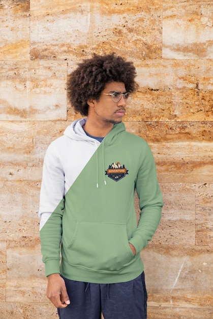 Uomo che indossa la felpa con cappuccio in piedi