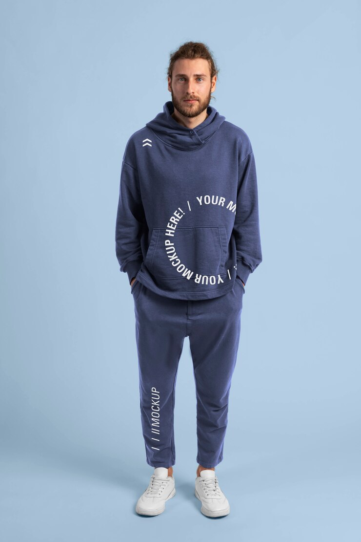 PSD uomo che indossa pantaloni da jogging e mockup di felpa con cappuccio