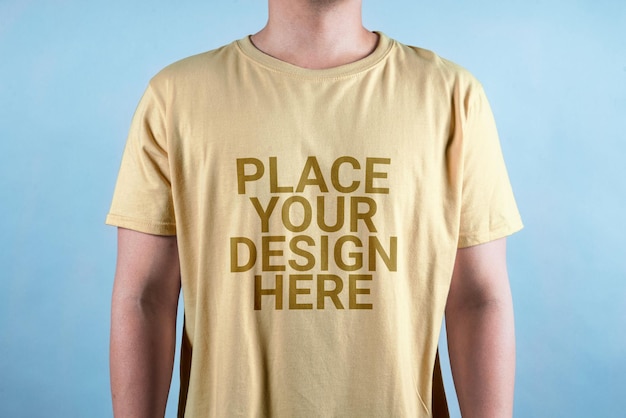 Uomo che indossa t-shirt vista frontale Mockup modello Design