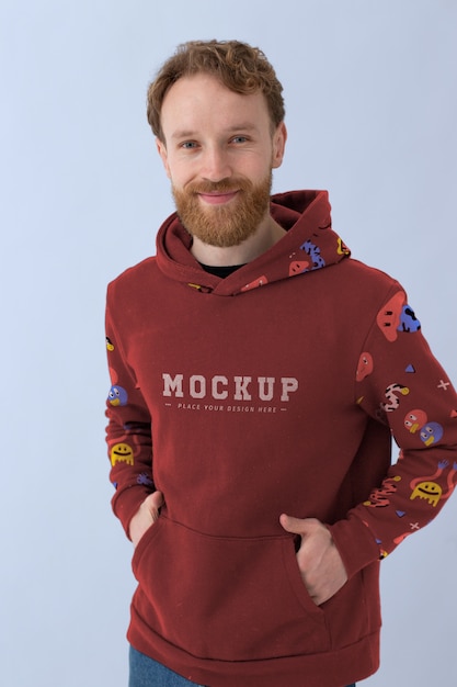 Uomo che indossa un modello di felpa con cappuccio