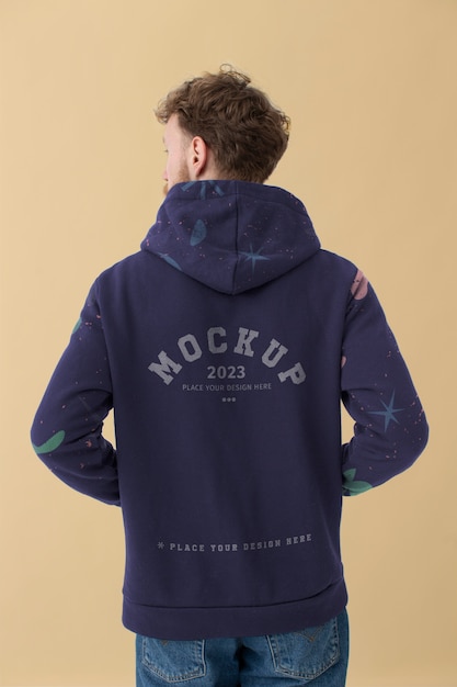 Uomo che indossa un modello di felpa con cappuccio