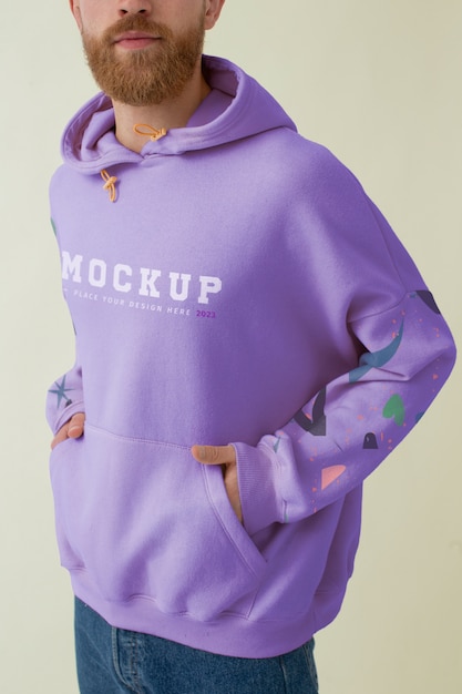 Uomo che indossa un modello di felpa con cappuccio