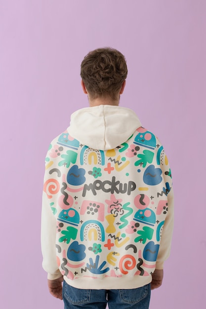Uomo che indossa un modello di felpa con cappuccio