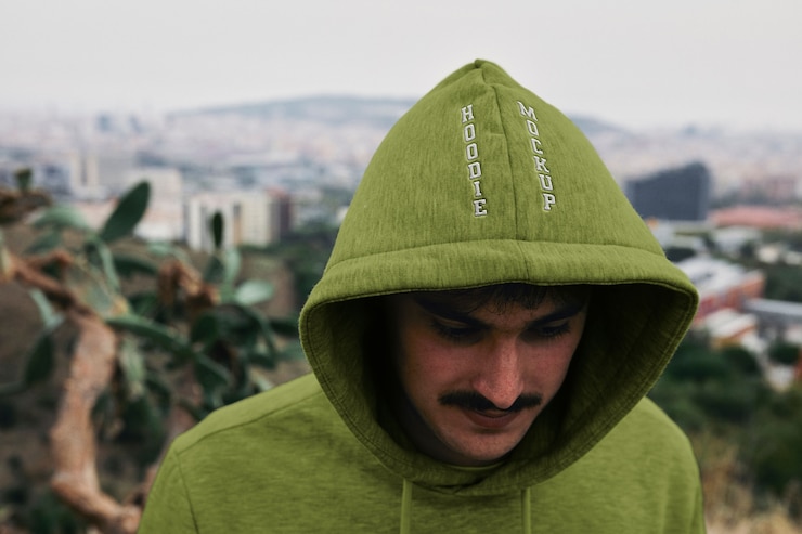 PSD uomo che indossa un modello di felpa