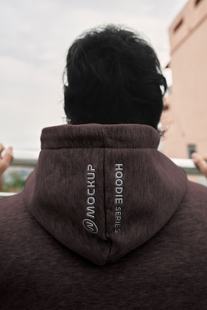 Uomo che indossa un modello di felpa