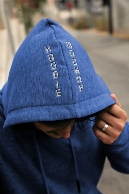 Uomo che indossa un modello di felpa