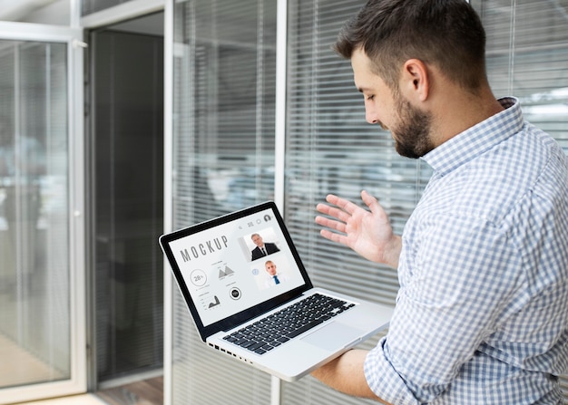 Uomo che lavora al suo modello di laptop