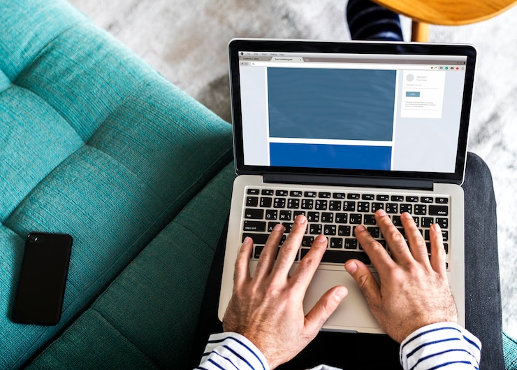 PSD uomo che per mezzo del computer portatile per lavoro