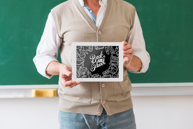 Uomo che trattiene a scuola mock-up