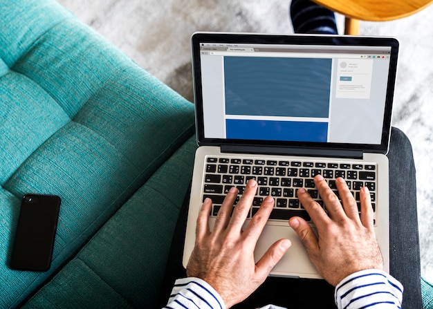 Uomo che utilizza computer portatile per lavoro