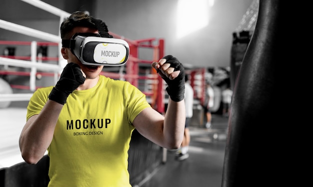 Uomo che utilizza occhiali per realtà virtuale durante l'allenamento di boxe