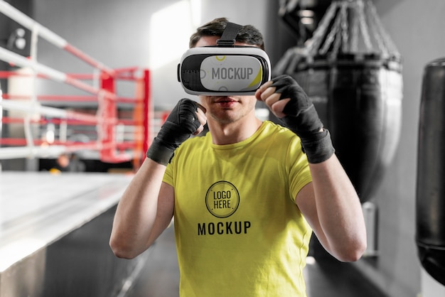 Uomo che utilizza occhiali per realtà virtuale durante l'allenamento di boxe