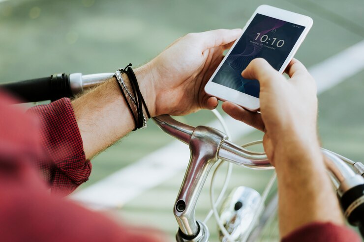 PSD uomo che utilizza uno smartphone