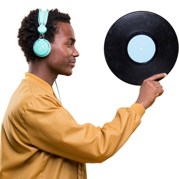 Uomo con disco in vinile che ascolta musica