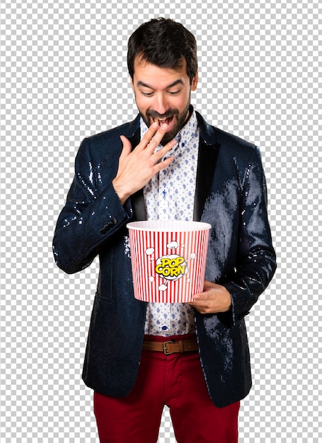 Uomo con giacca che mangia popcorn