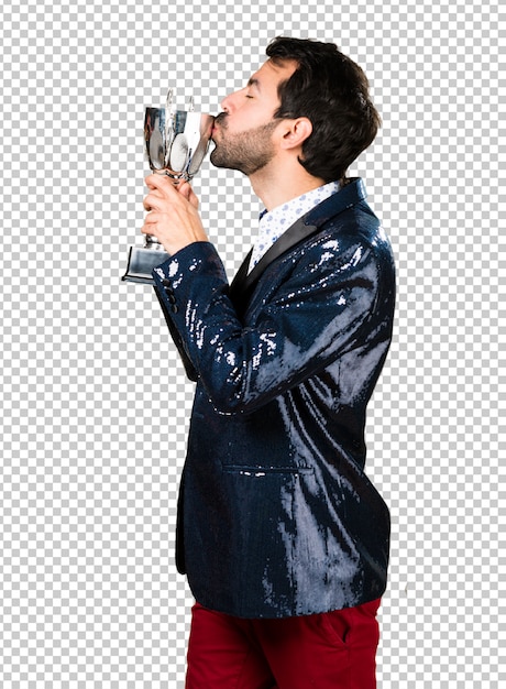 Uomo con la giacca che tiene un trofeo