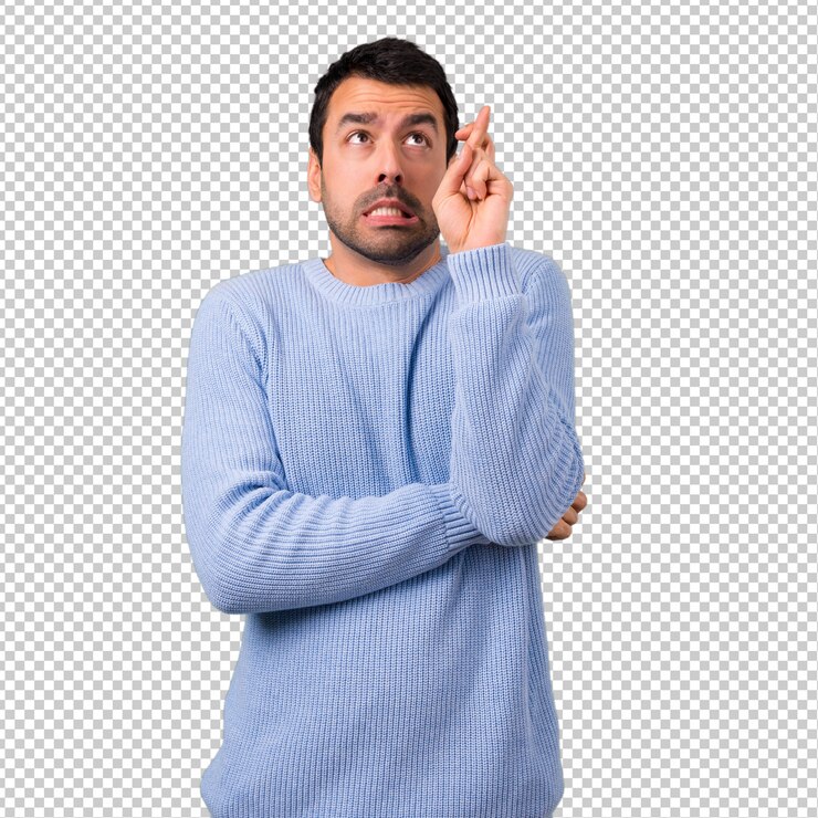 PSD uomo con maglione blu con le dita che attraversano e che desiderano il meglio. esprimere un desiderio