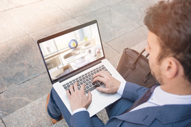 Uomo d&#39;affari che utilizza il modello del computer portatile