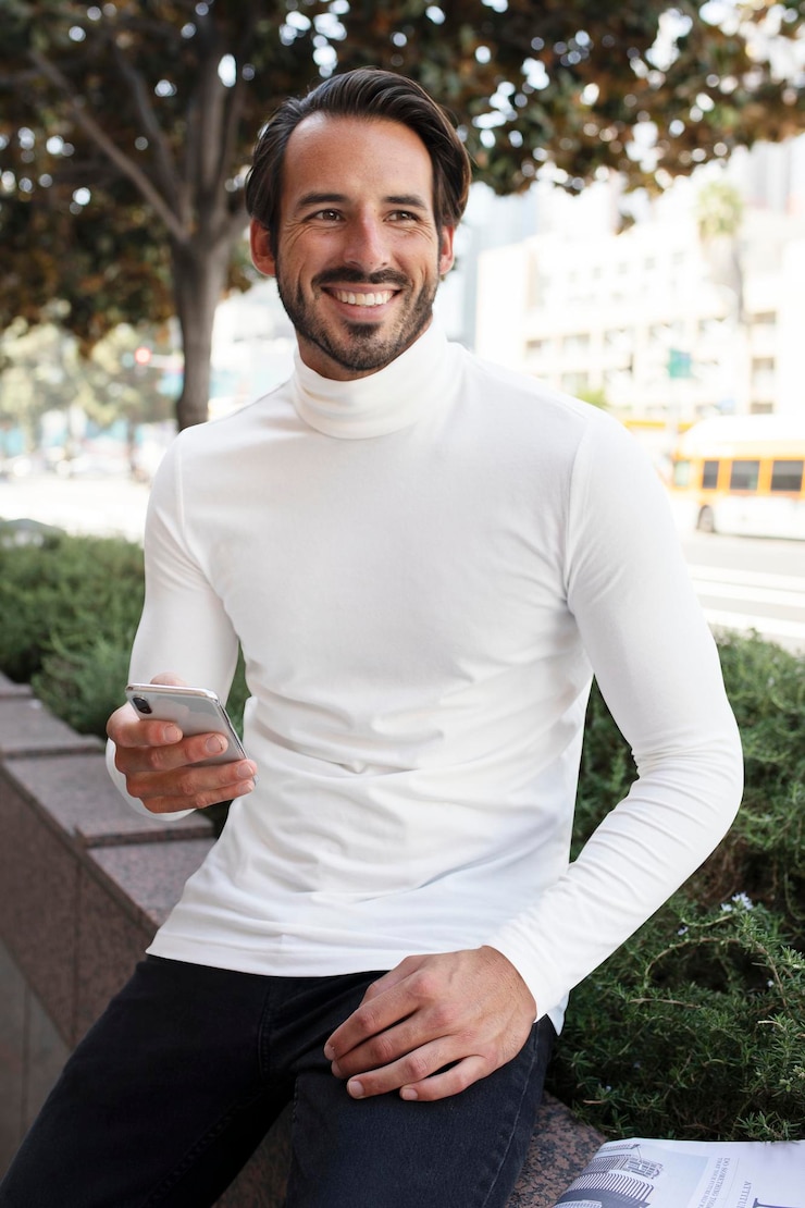 PSD uomo d'affari in colletto a colletto, seduto e sorridente in città.