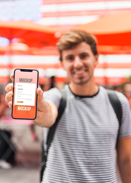 Uomo di colpo medio che tiene smartphone