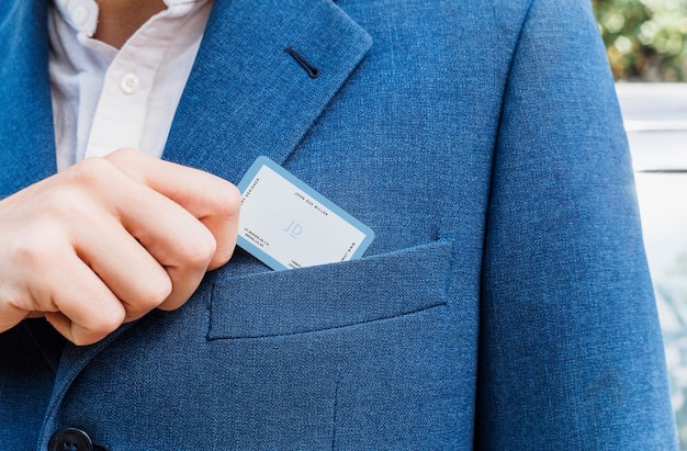 Uomo elegante tirando fuori il biglietto da visita