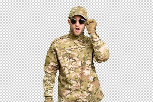 Uomo militare sopra isolato chroma chiave sfondo con occhiali e sorpreso