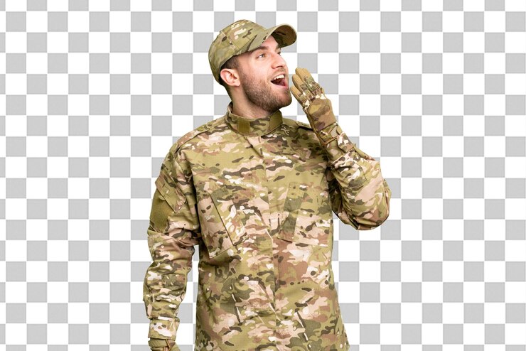 PSD uomo militare sopra isolato chroma chiave sfondo sbadigliare e coprire la bocca spalancata con la mano