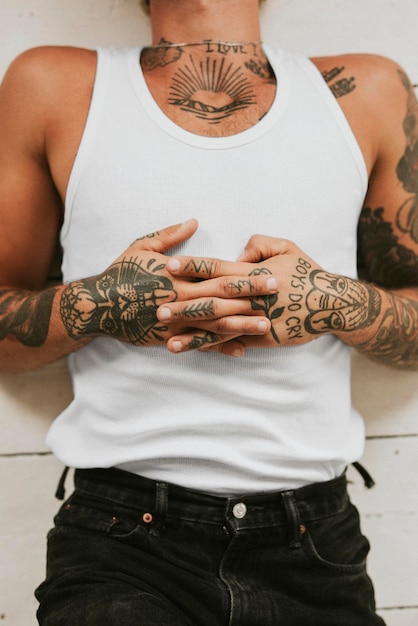Uomo tatuato che stringe le mani sullo stomaco colpito mentre giace sul pavimento 2 OTTOBRE 2020 CHIPPENHAM Regno Unito